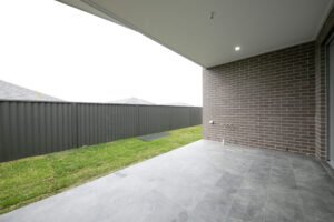 Near New – ULTRA-CONVENIENT LOCATION
