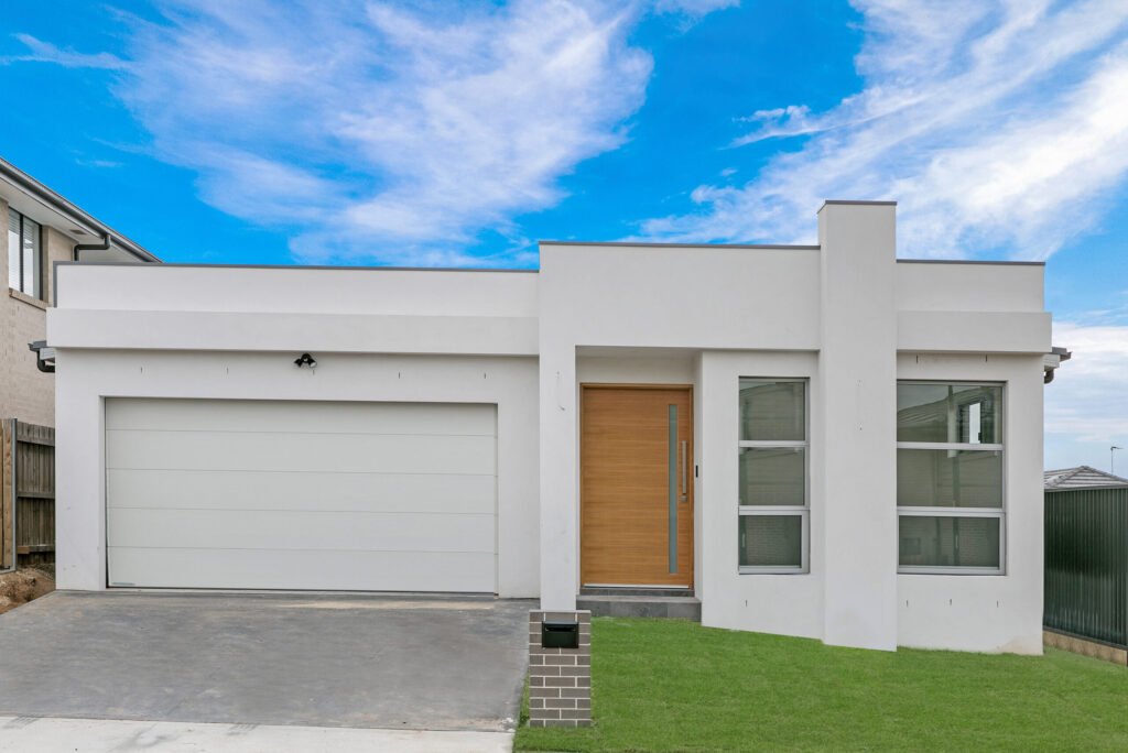 Near New – ULTRA-CONVENIENT LOCATION