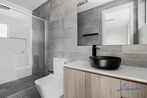 Near New – ULTRA-CONVENIENT LOCATION