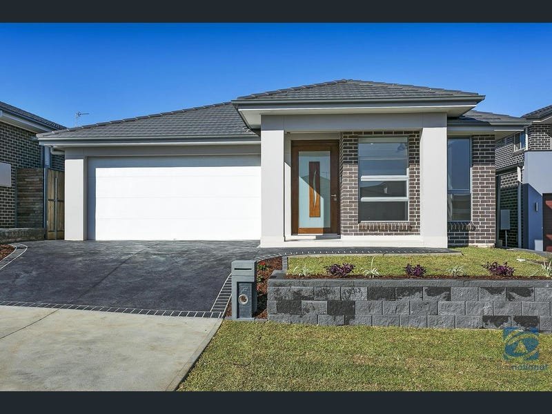 Luxurious 4 Bedroom Family Home in The Ponds