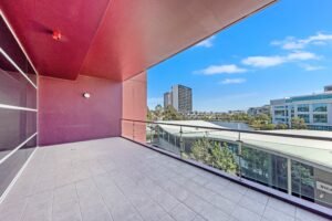 WATERFORNT MODERN OFICE SUITE