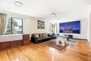 Modern and large Family home in Heart of Prestons